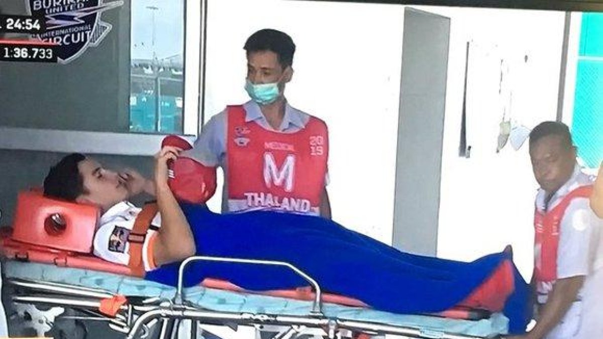 Marc Márquez, trasladado en ambulancia al hospital tras la caída.-