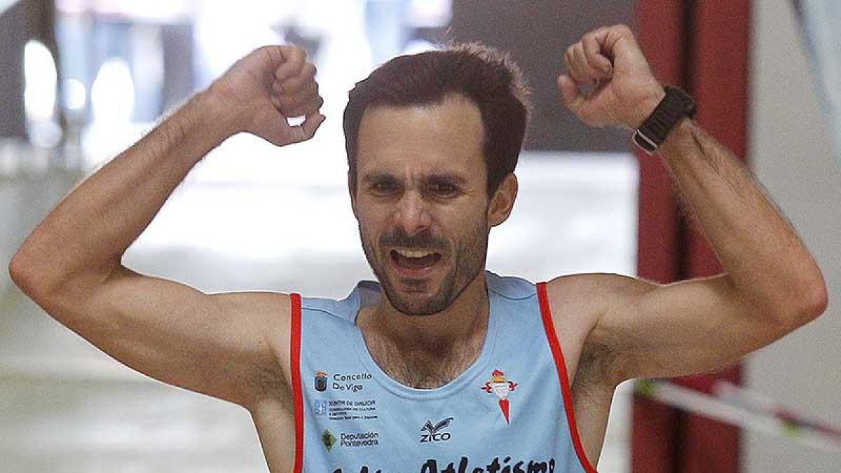 José Antonio Requejo festeja con rabia la consecución del triunfo en la Campofrío Maratón Burgos-Santi Otero