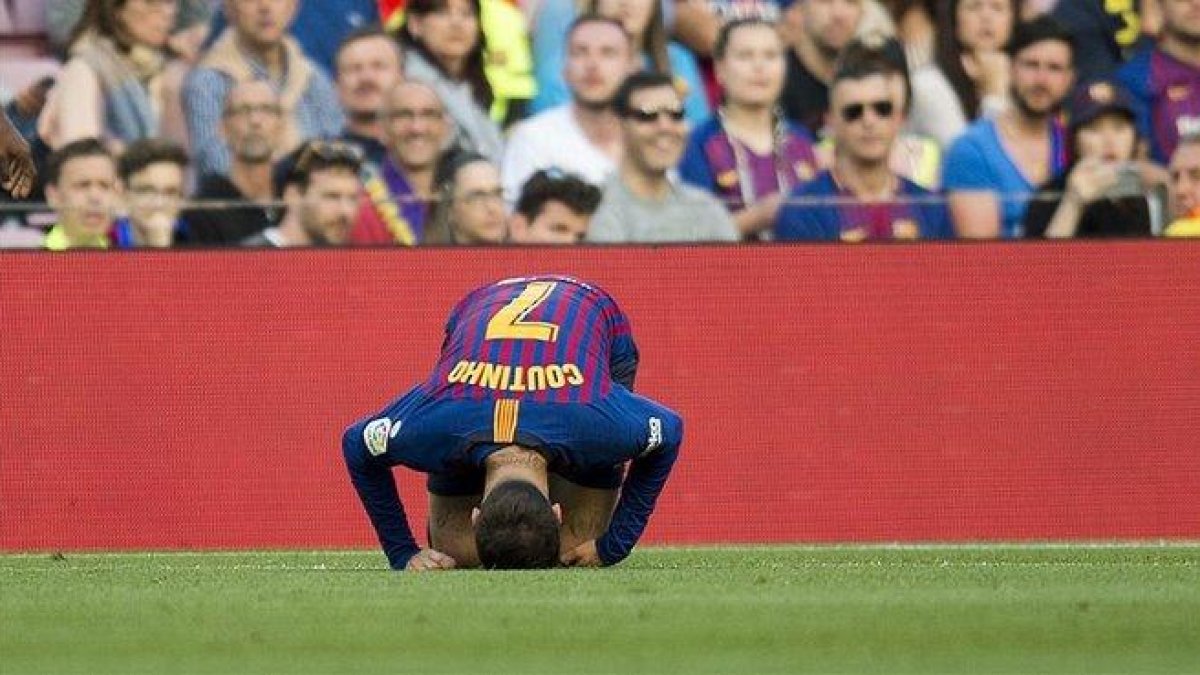 Coutinho doliéndose de un golpe durante el partido ante el Getafe.-JORDI COTRINA