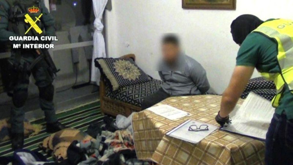 Imagen de la detención del presunto yihadista relacionado con los atentados de Barcelona y Cambrils.-RE (EFE)