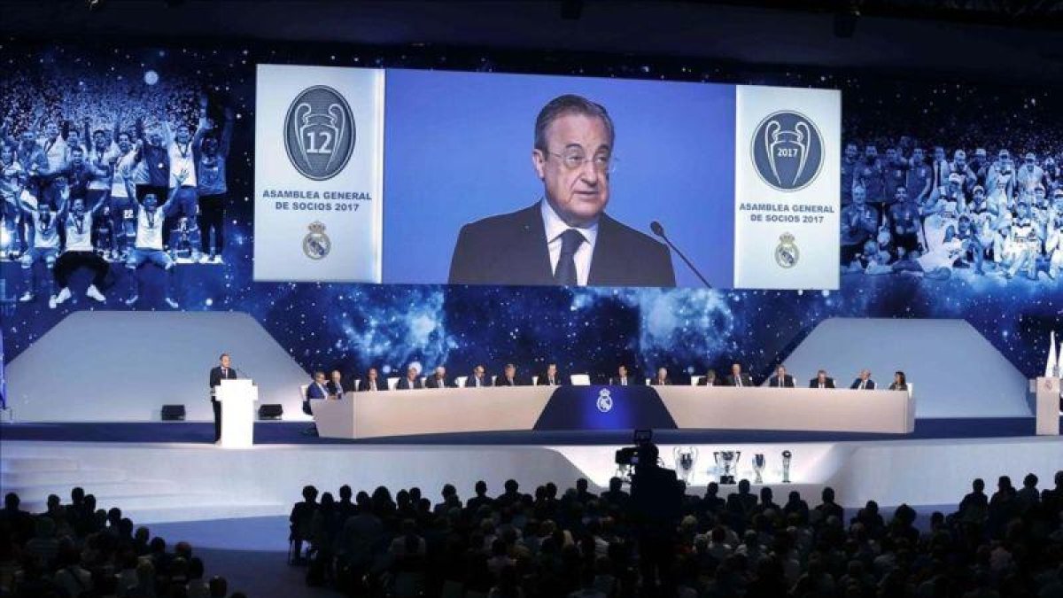 Florentino Pérez, durante su intervención de apertura de la asamblea de compromisarios.-PACO CAMPOS / EFE