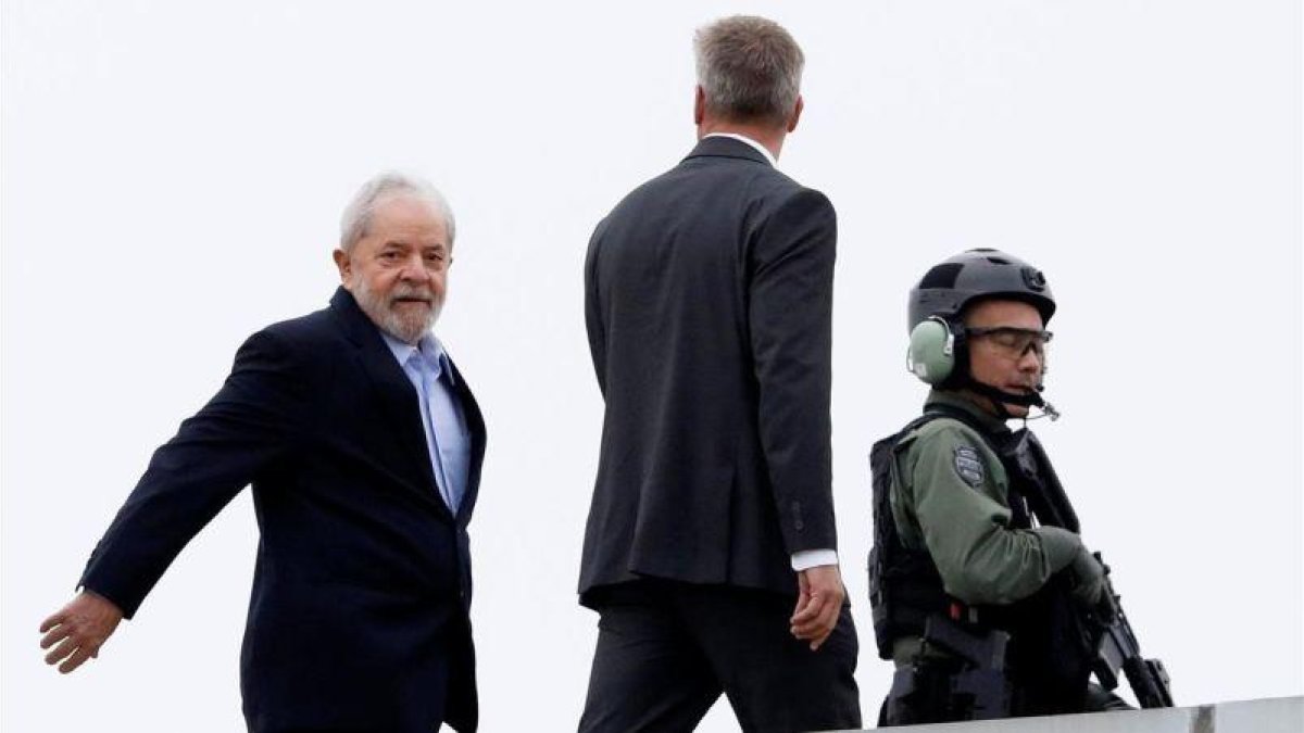 Lula, saliendo de la prisión.-REUTERS / RODOLFO BUHRER