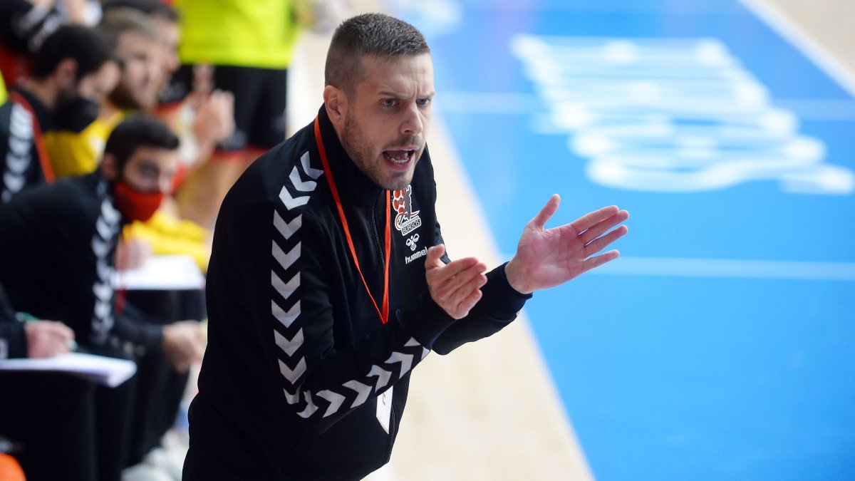 Nacho González anima a sus jugadores durante un partido en El Plantío. SANTI OTERO