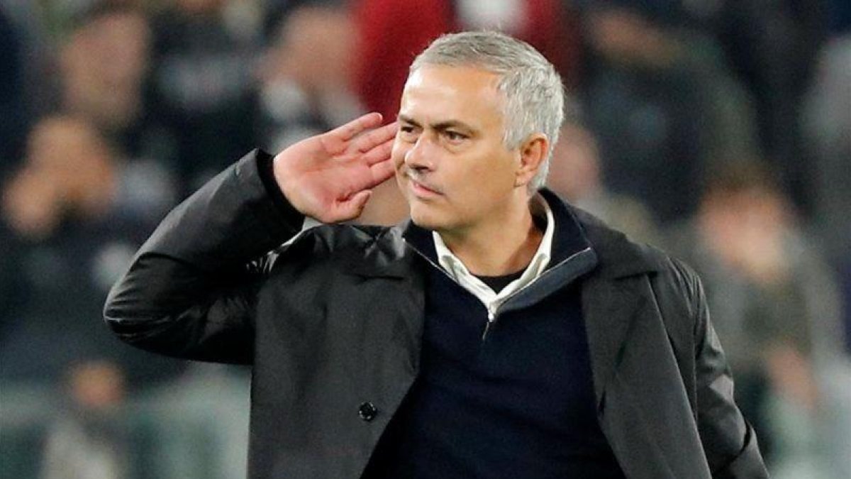 Mourinho hace un gesto a la afición de la Juventus tras vencer en Turín.-REUTERS / STEFANO RELLANDINI