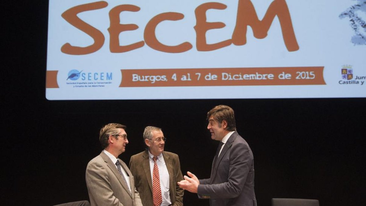 Fernando Gómez charla con Arranz y Delibes castro en la inauguración del congreso.-ISRAEL L. MURILLO