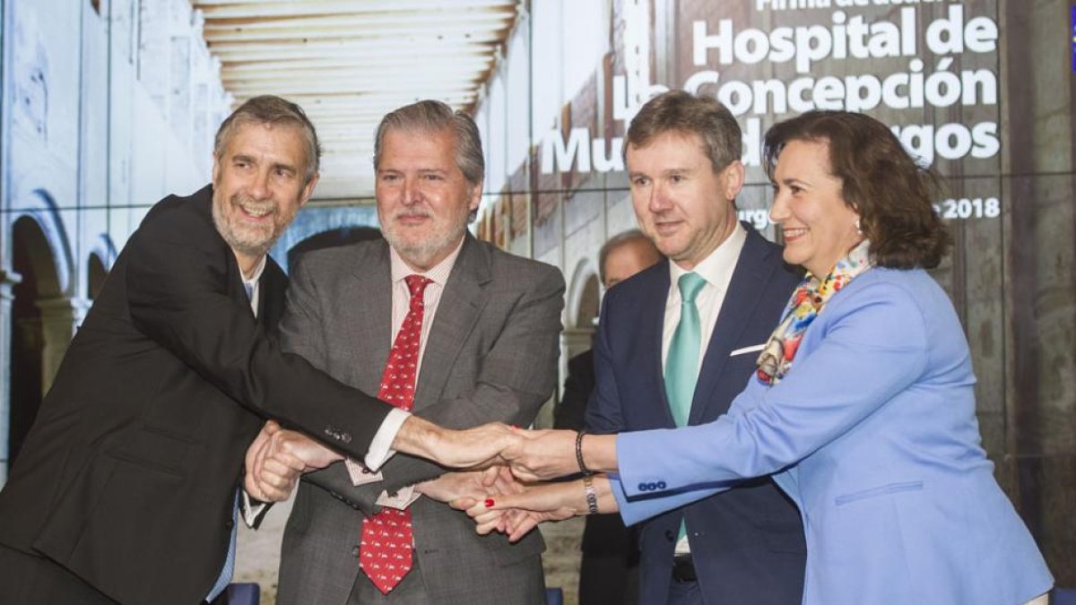 Manuel Pérez Mateos (izquierda), Íñigo Méndez de Vigo, Javier Lacalle y María Josefa Cirac se dieron la mano tras firmar los protocolos.-ISRAEL L. MURILLO