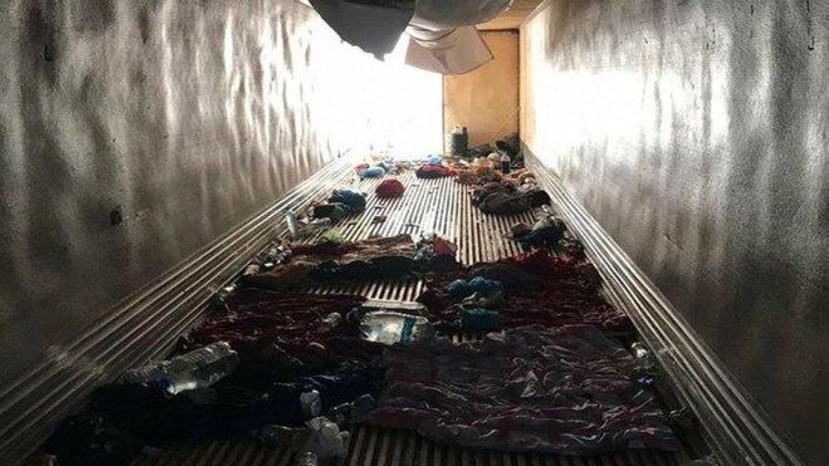 Caja de un camión donde viajaban los inmigrantes en México.-