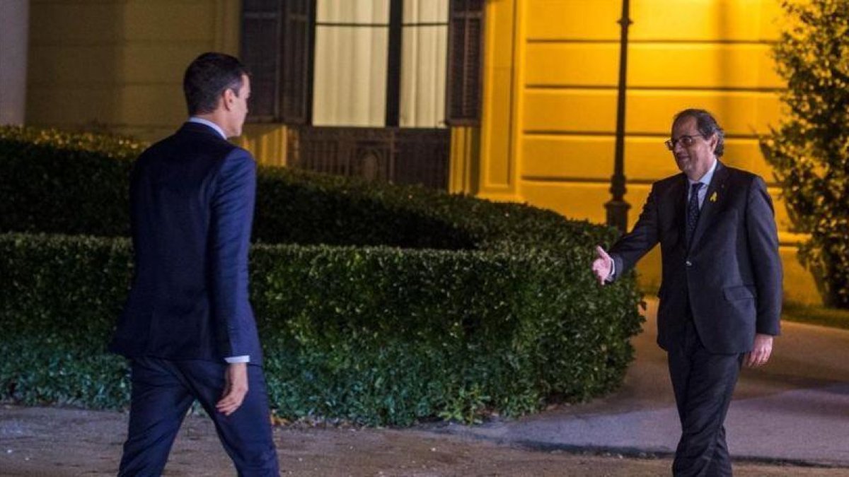 Pedro Sánchez y Quim Torra se saludan, el pasado jueves en Barcelona.-JORDI COTRINA