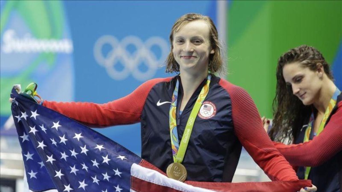Ledecky posa con la bandera estadounidense tras su triunfo en los 400 libre.-Matt Slocum / AP