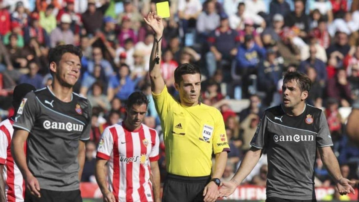 Del Cerro Grande amonesta a Héctor Moreno en el Granada-Espanyol de la Liga 2013-14.-CARLOS BARBA