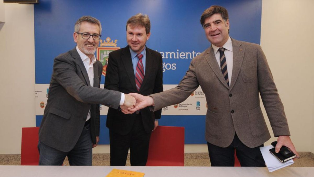 José Luis López, Javier Lacalle y Fernando Gómez sellan el convenio de colaboración..-ISRAEL L. MURILLO