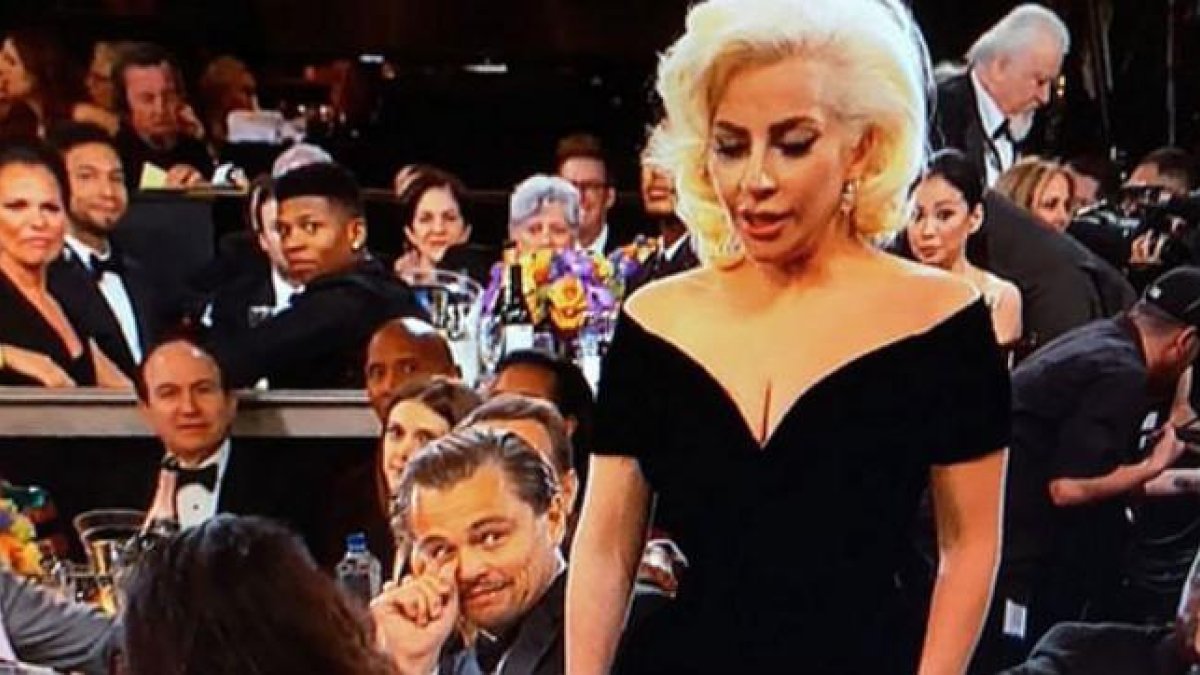DiCaprio puso una cara extraña cuando Lady Gaga le rozó el brazo, durante la gala de los Globo de Oro.-