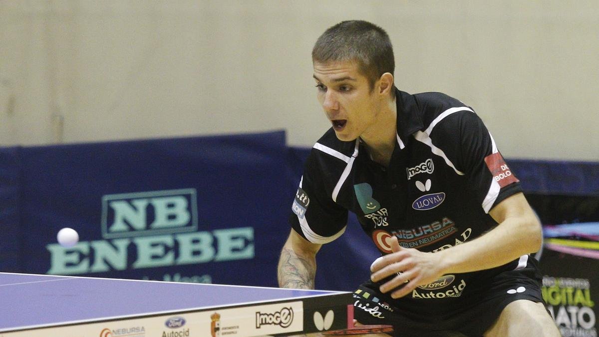 Barbulescu devuelve la bola.-SANTI OTERO