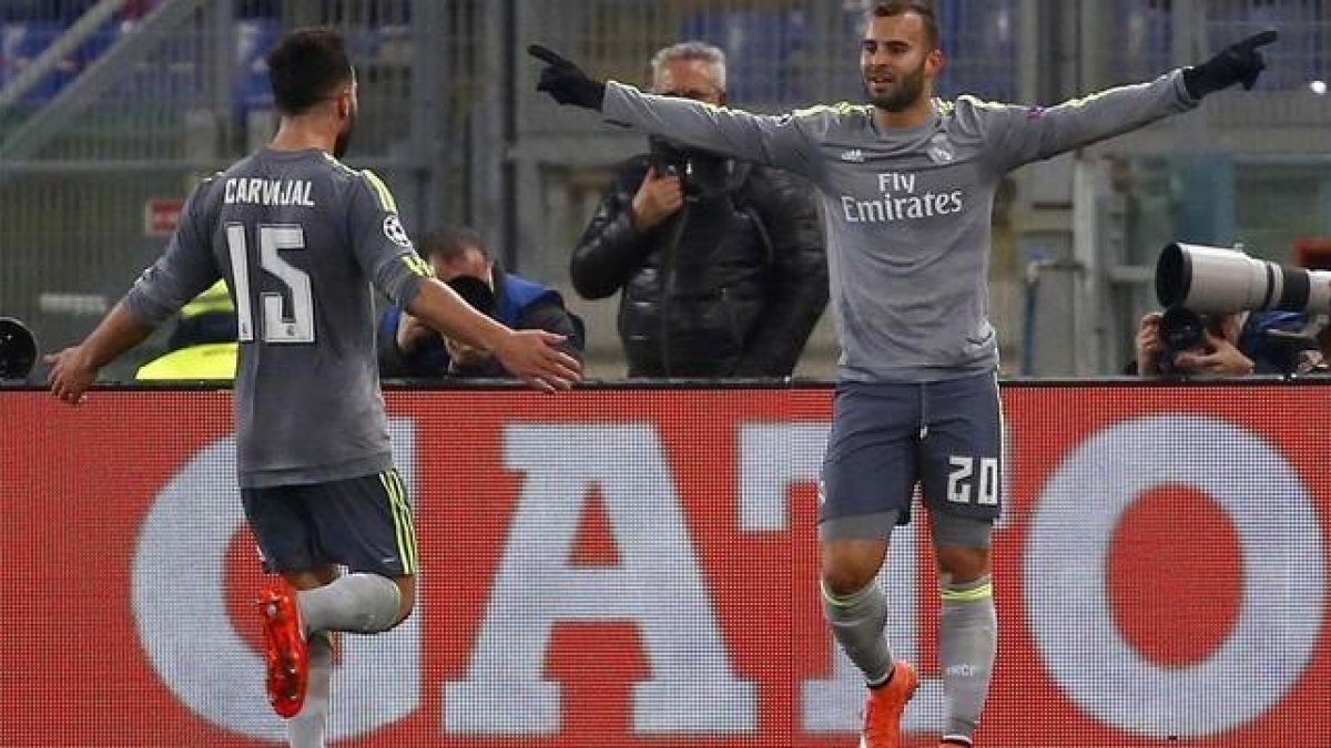 Jesé celebra con Carvajal su gol en el Olímpico, ante el Roma.-REUTERS / TONY GENTILE