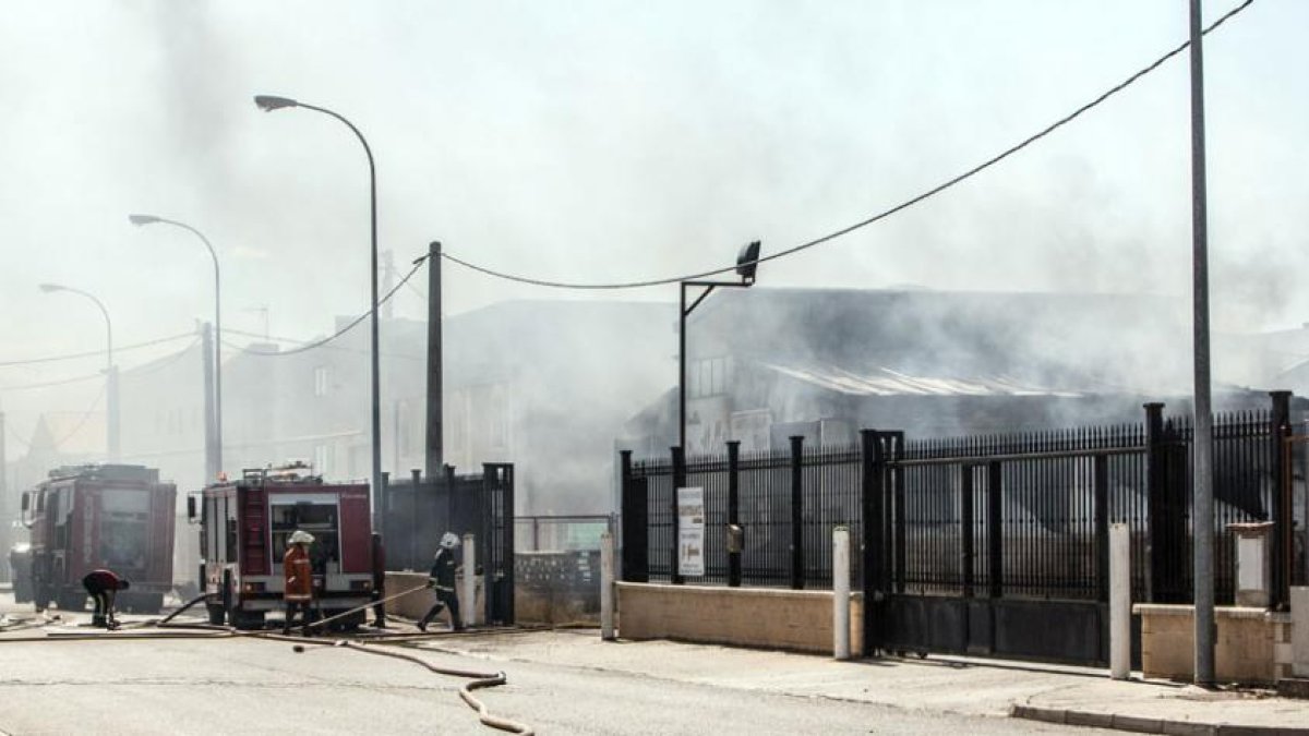 El fuego destruyó todas las instalaciones, en las que afortunadamente no se encontraba nadie por estar la plantilla y los dueños en el descanso para comer.-P. SANTAMARIA
