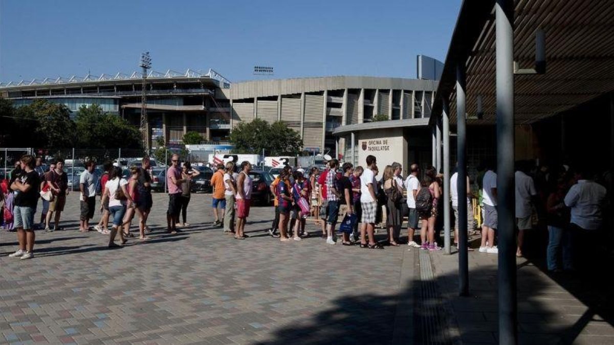 Cola en las taquillas del Camp Nou.-JORDI COTRINA