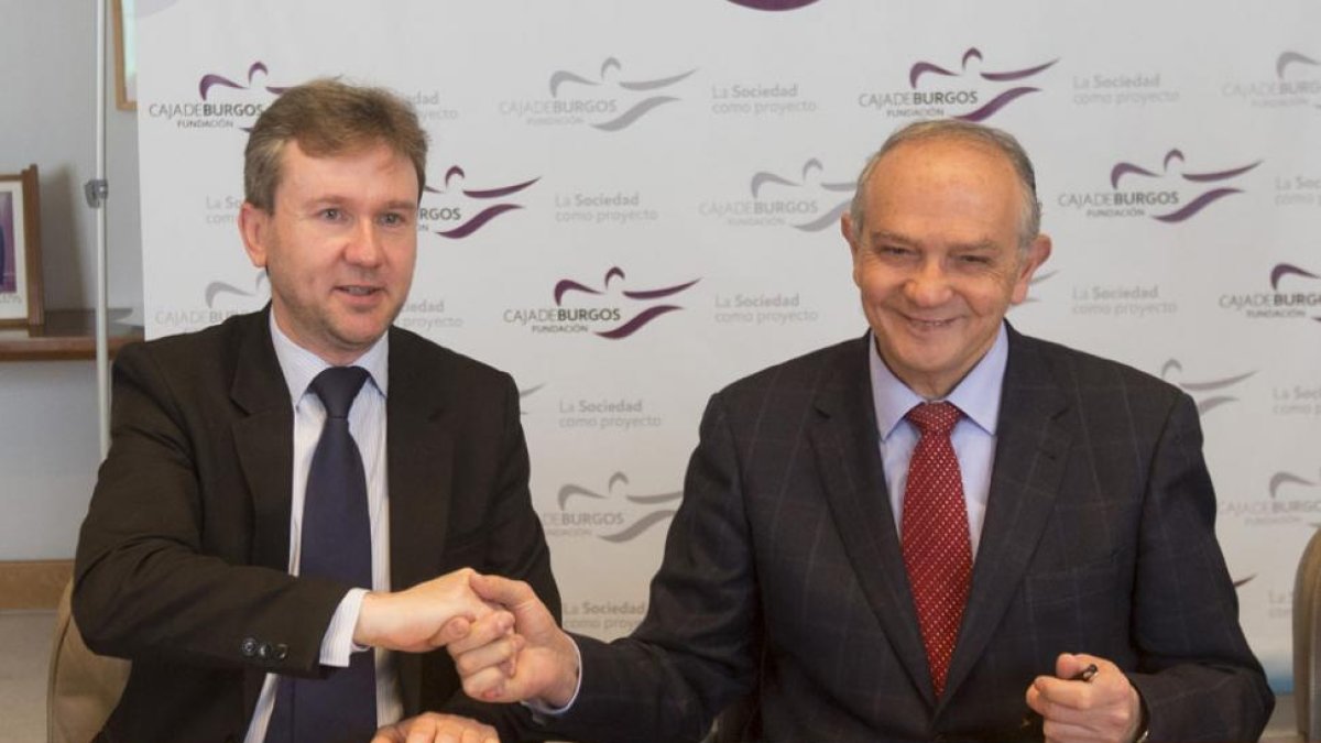 Javier Lacalle y José María Leal sellan el acuerdo.-RAÚL G. OCHOA