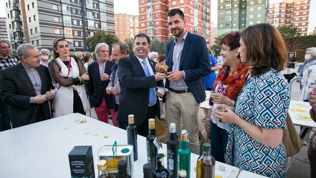 El alcalde de Cabra del Santo Cristo, Francisco Javier Justicia, con ediles de todos los grupos del Ayuntamiento de Burgos. TOMÁS ALONSO
