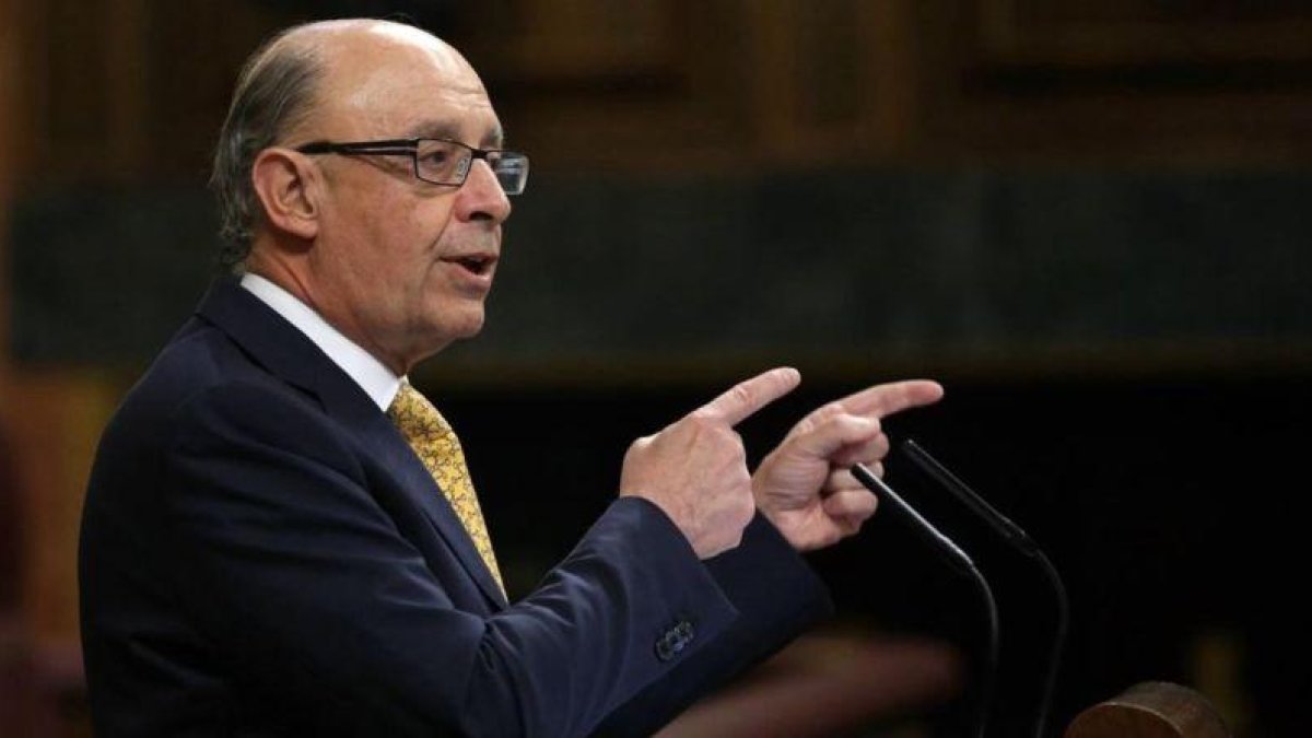 El ministro de Hacienda, Cristóbal Montoro, en el Congreso de los Diputados durante el debate sobre el reparto del objetivo de déficit y el techo de gasto del 2018.-JUAN MANUEL PRATS