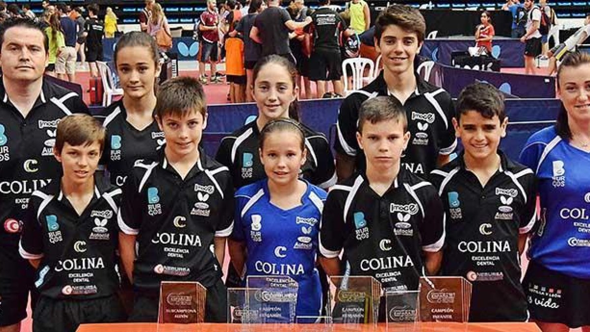 Los representantes delColina Clinic posan con sus trofeos.-ECB