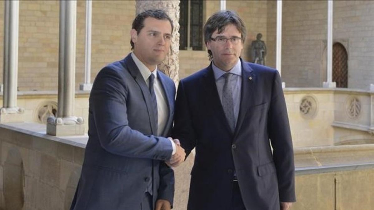 El 'president' Carles Puigdemont y el líder de Ciudadanos, Albert Rivera.-FERRAN SENDRA