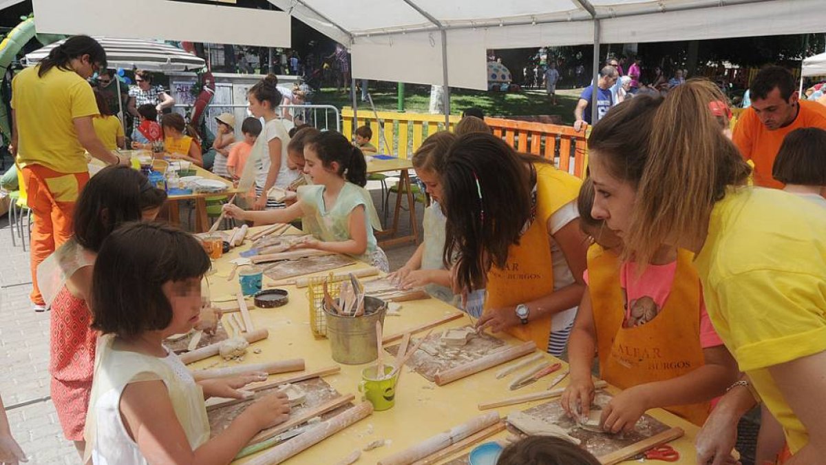Los niños disfrutan de uno de los talleres del Parque de Mero.-ISRAEL L. MURILLO