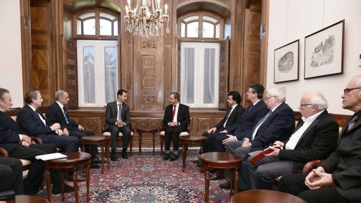 El presidente de Siria, Bashar al Asad, junto a una delegación de diputados franceses, este sábado en Damasco.-SANA