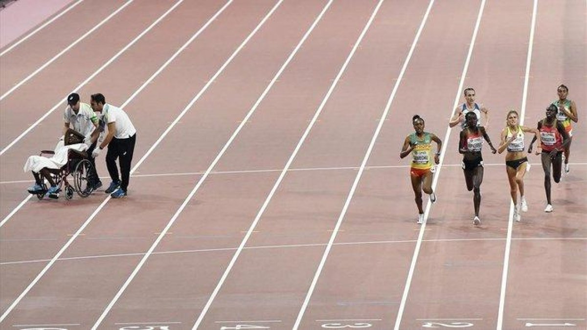 Los servicios médicos atienden a los atletas abatidos por el calor durante el Mundial que se celebró en Doha, en septiembre del 2019. /-AP