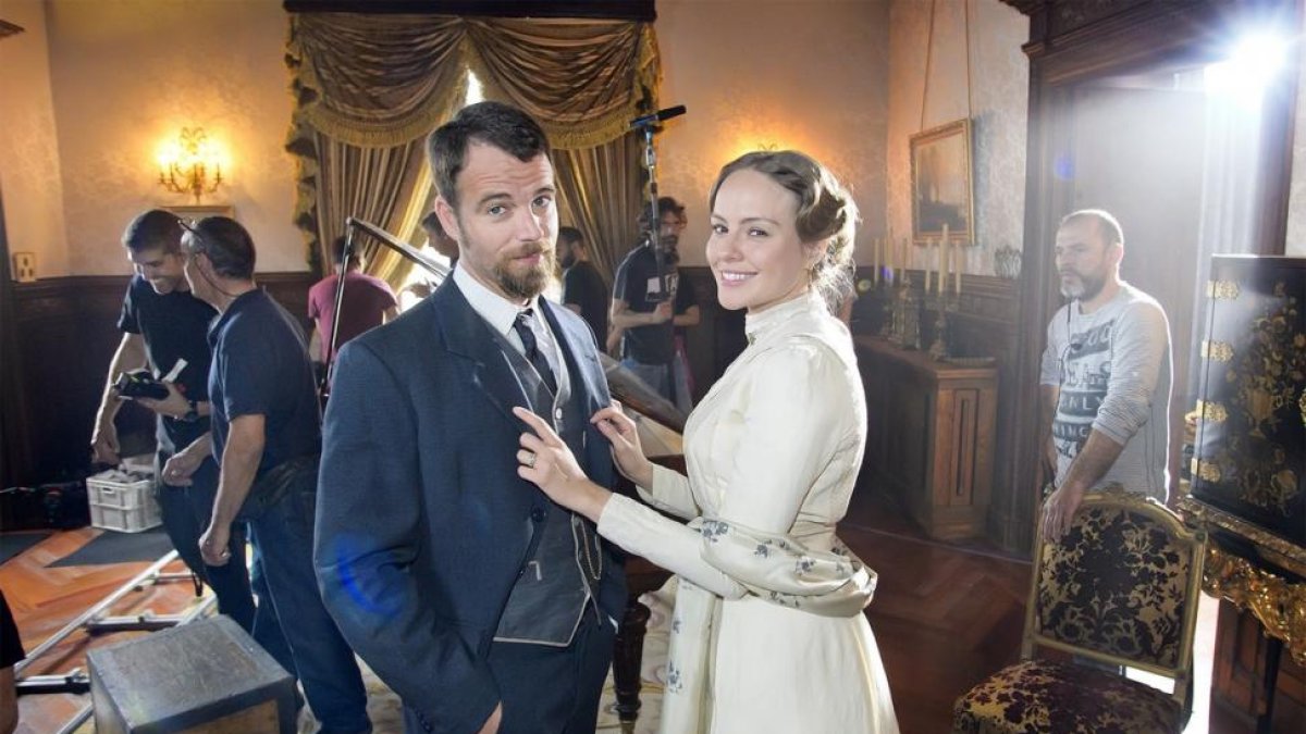Carles Francino y Esmeralda Moya, en el rodaje de la segunda temporada de 'Víctor Ros'.-RTVE