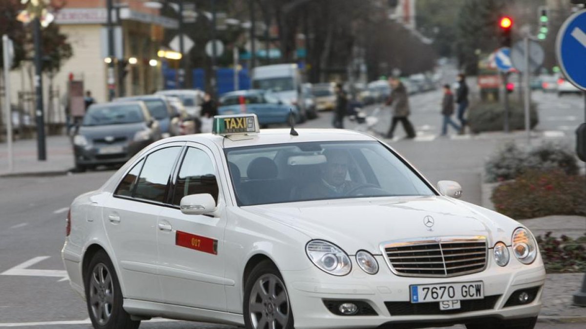 Un taxi circula por una de las calles de la capital burgalesa.-RAÚL G. OCHOA