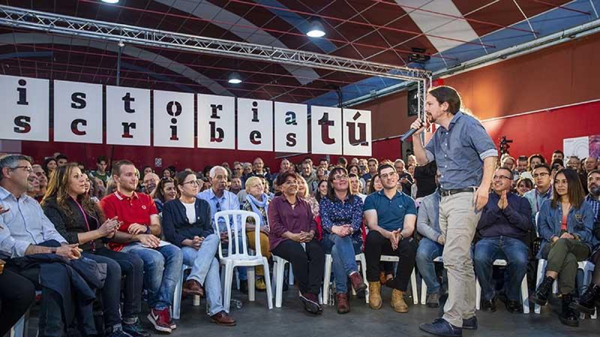 Candidatos burgaleses con el líder de Podemos.-SANTI OTERO
