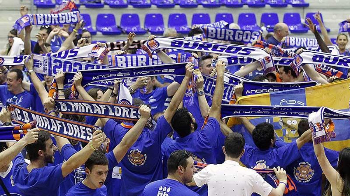 La afición del Miraflores celebra el ascenso a ACB el pasado 9 de junio.-SANTI OTERO