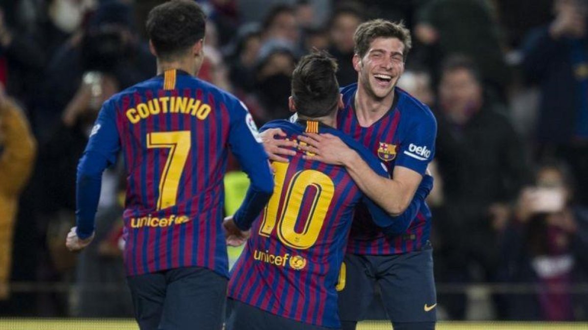 Los jugadores del Barça se abrazan tras el cuarto gol contra el Sevilla en la Copa.-JORDI COTRINA