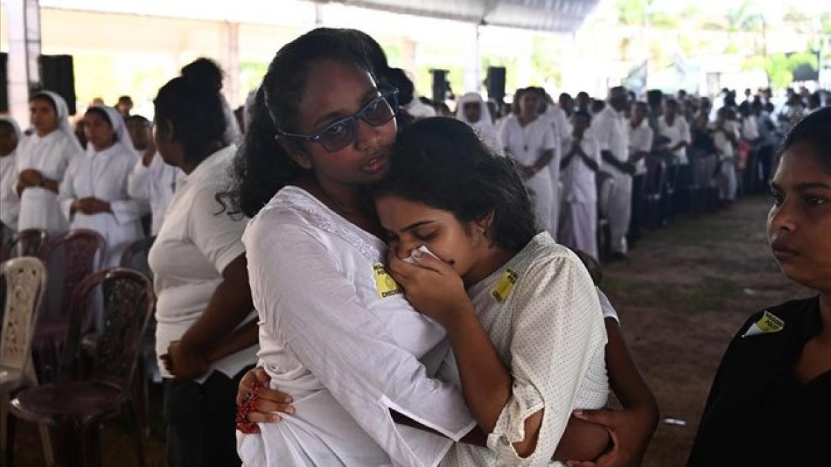Funeral por las víctimas de los atentados en Sri Lanka, este martes, en una iglesia de Negombo.-JEWEL SAMAD (AFP)