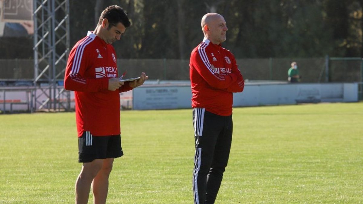 Calero dirigió el entrenamiento de ayer en la ciudad deportiva. BURGOS CF