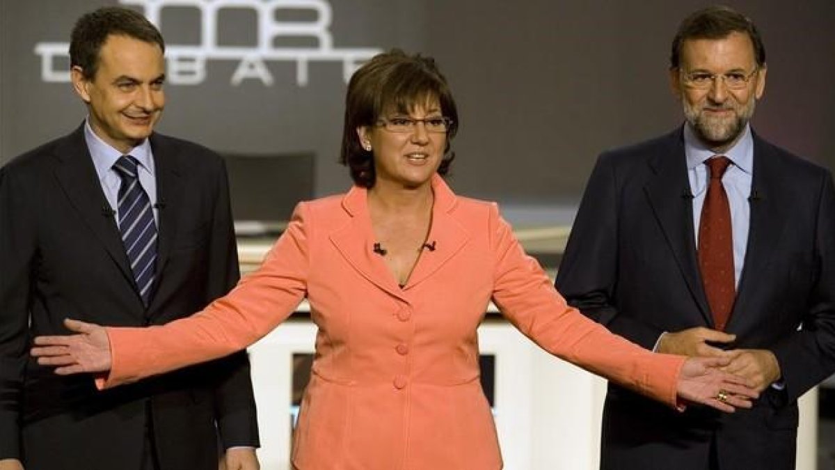 José Luís Rodríguez Zapatero y Mariano Rajoy junto a Olga Viza, moderadora del cara a cara que enfrentó a los candidatos en el 2008.-AP / VICTOR R CAIVANO