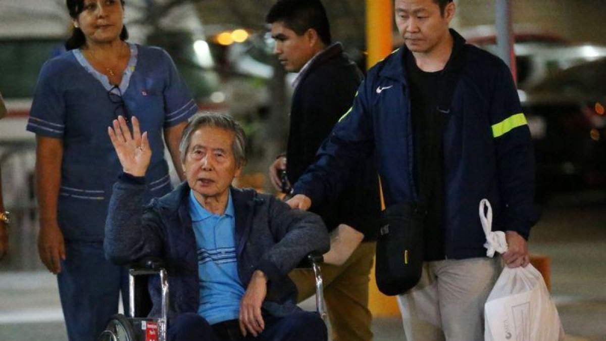 Fujimori fue condenado en 2009 a 25 años de prisión como autor mediato (con dominio del hecho) de las matanzas de Barrios Altos (1991) y La Cantuta (1992).-AFP