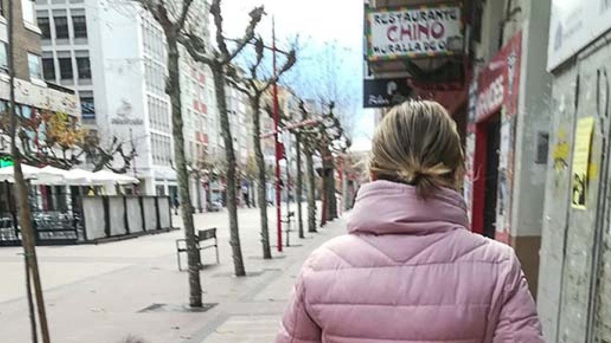 Nahia y su madre, de la mano, dando un paseo por la calle. ECB