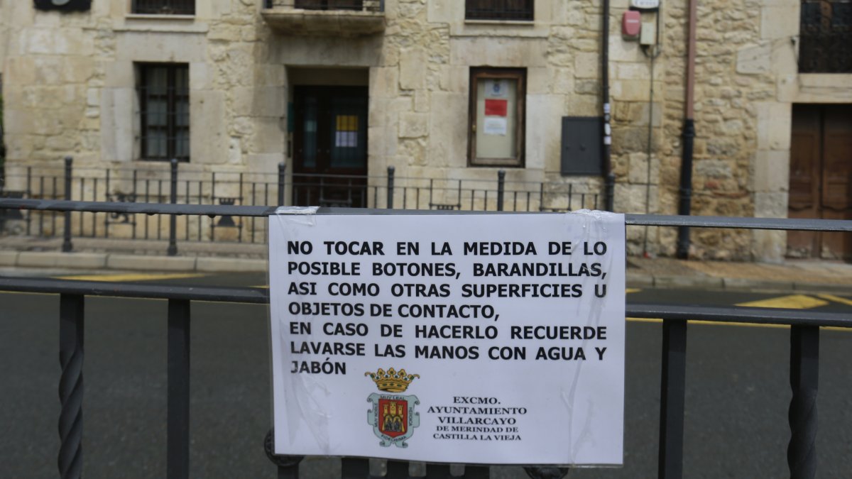 Imagen de un letrero con medidas sanitarias en Villarcayo. RAÚL G. OCHOA