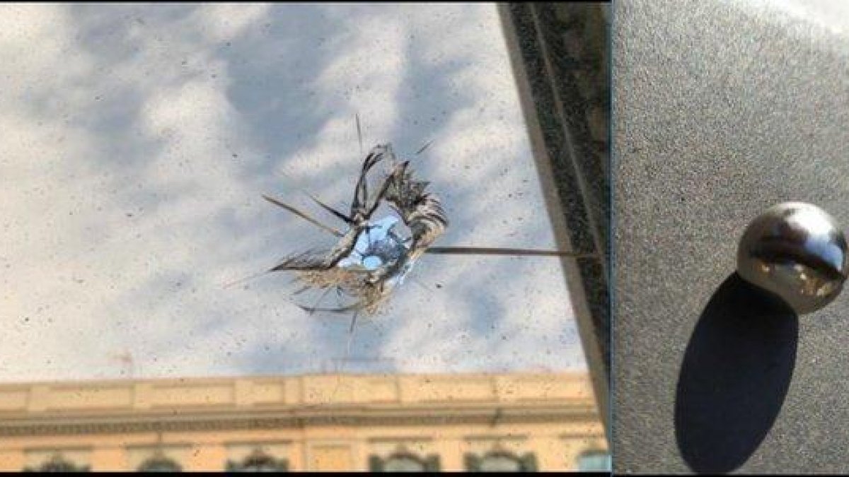 Impacto de rodamiento en el cristal de una ventana de la primera planta del edificio de la Jefatura de Policía Nacional en Barcelona, que se registró durante la noche de este jueves.-M. R.