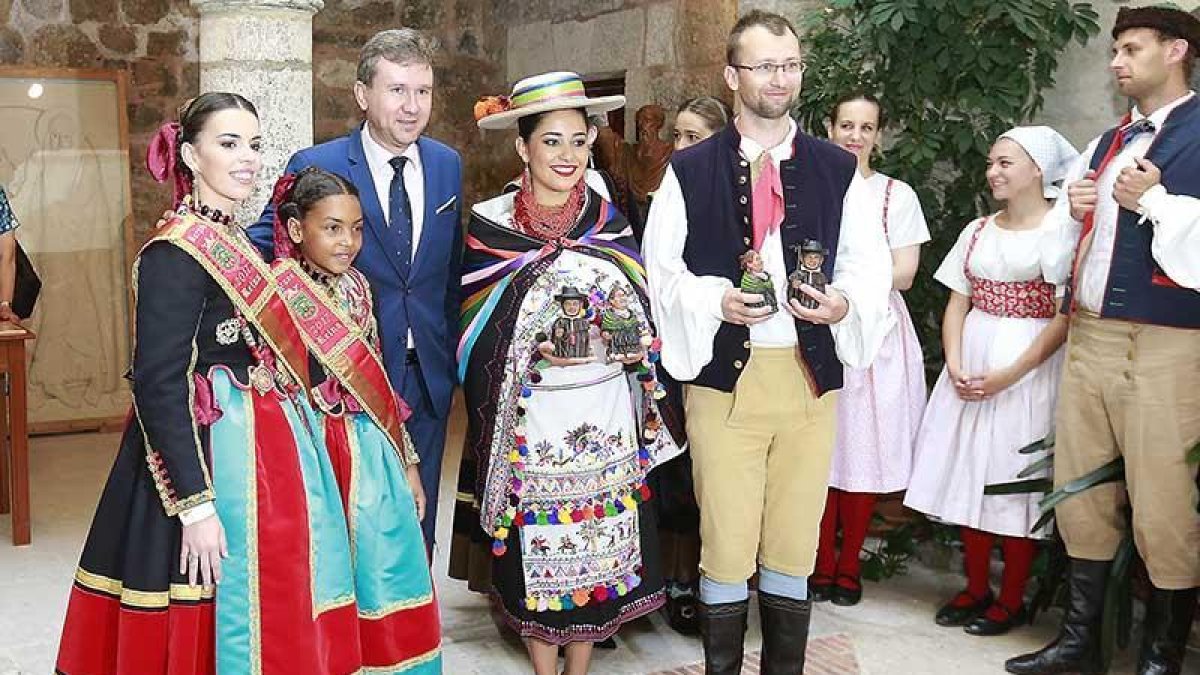 Recepción municipal a los participantes en el Festival de Folclore del año pasado.-Raúl Ochoa