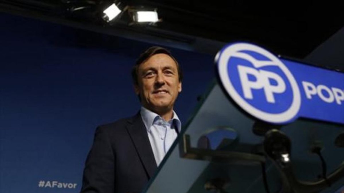 El portavoz del PP en el Congreso, Rafael Hernando, ayer, en rueda de prensa.-AGUSTÍN CATALÁN