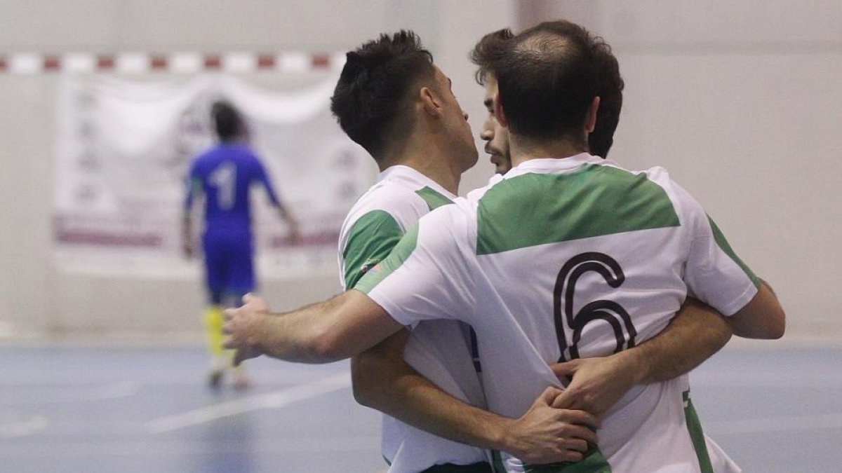 Los jugadores del BigMat Fontecha Juventud celebran un tanto.-SANTI OTERO
