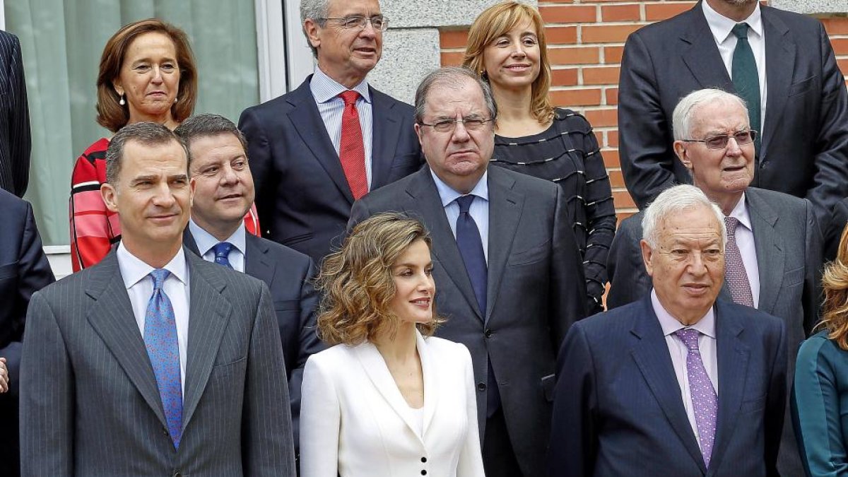 Herrera junto a los Reyes en la foto de la comisión para la Conmemoración del IV Centenario de Cervantes.-ICAL