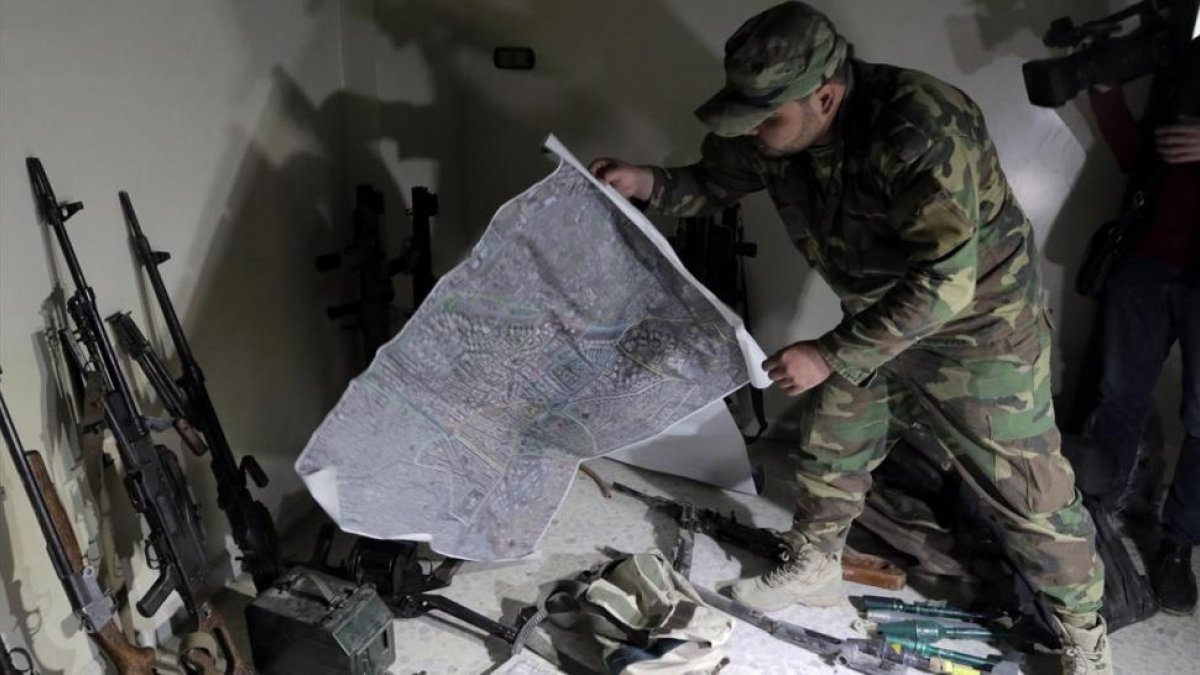 Un soldado sirio en Zamalka, en el este de Guta.-/ EFE / YOUSSEF BADAWI