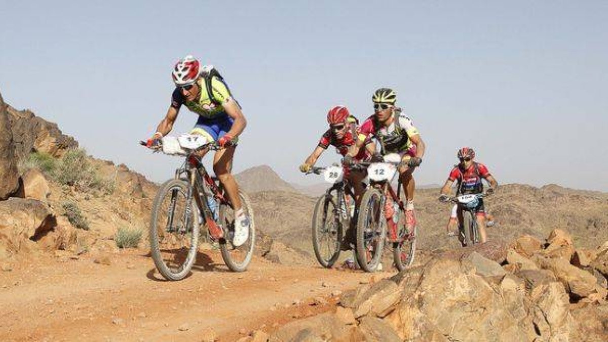 Algunos de los participantes de la Titan Desert 2015, durante la tercera etapa de la carrera.-Foto: TITAN DESERT