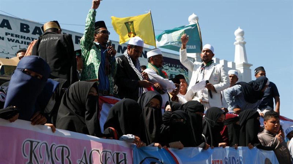 ctivistas musulmanes asisten a una concentración en contra del colectivo de lesbianas, gais, transexuales y bisexuales (LGTB) en Banda Aceh, Indonesia, hoy, 2 de febrero.-EFE