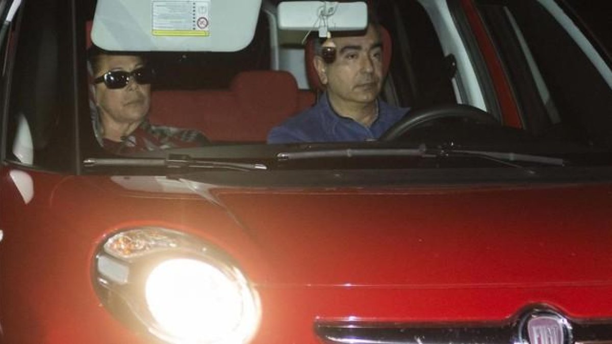 Isabel Pantoja llega en coche con su hermano Agustín a la cárcel de mujeres de Alcala de Guadaíra para pasar la noche tras salir de permiso, el pasado martes 15 de diciembre.-EFE / RAÚL CARO