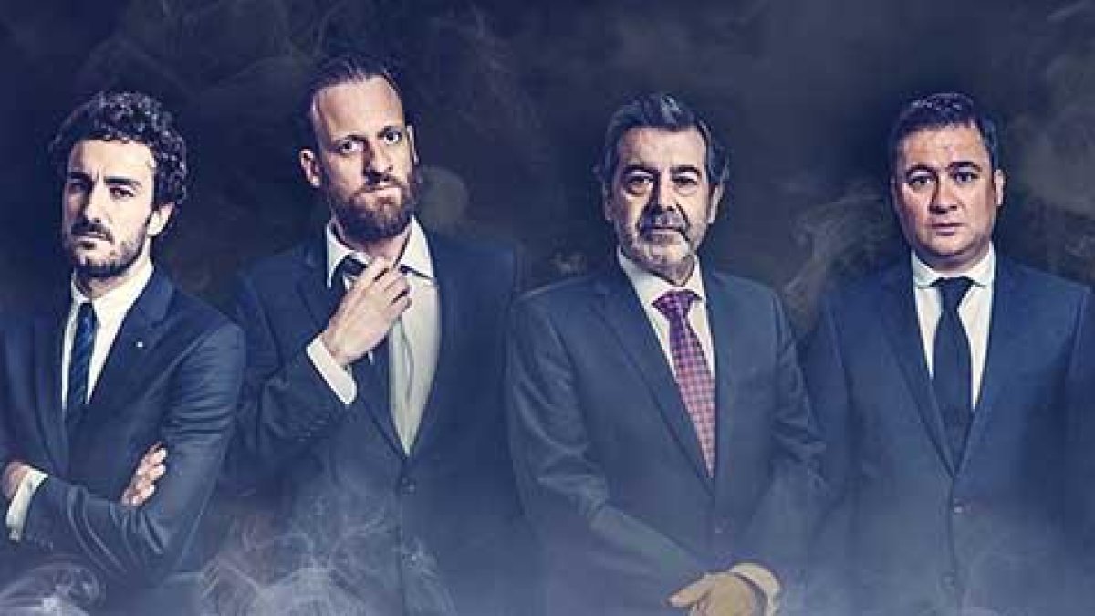 Manolo Solo, Miki Esparbé, Edu Soto, Manuel Morón, Secun de la Rosa y Pepe Ocio, de i. a d. interpretan la obra.-