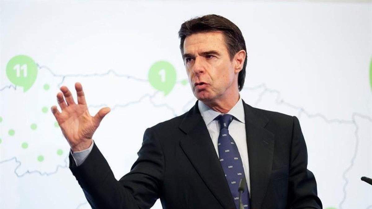 El ministro de Industria, Energía y Turismo, José Manuel Soria, durante la presentación del Plan de Espacios Coworking y Empleo Joven de la Escuela de Organización Industrial (EOI) celebrada en el Cabildo de Tenerife.-EFE